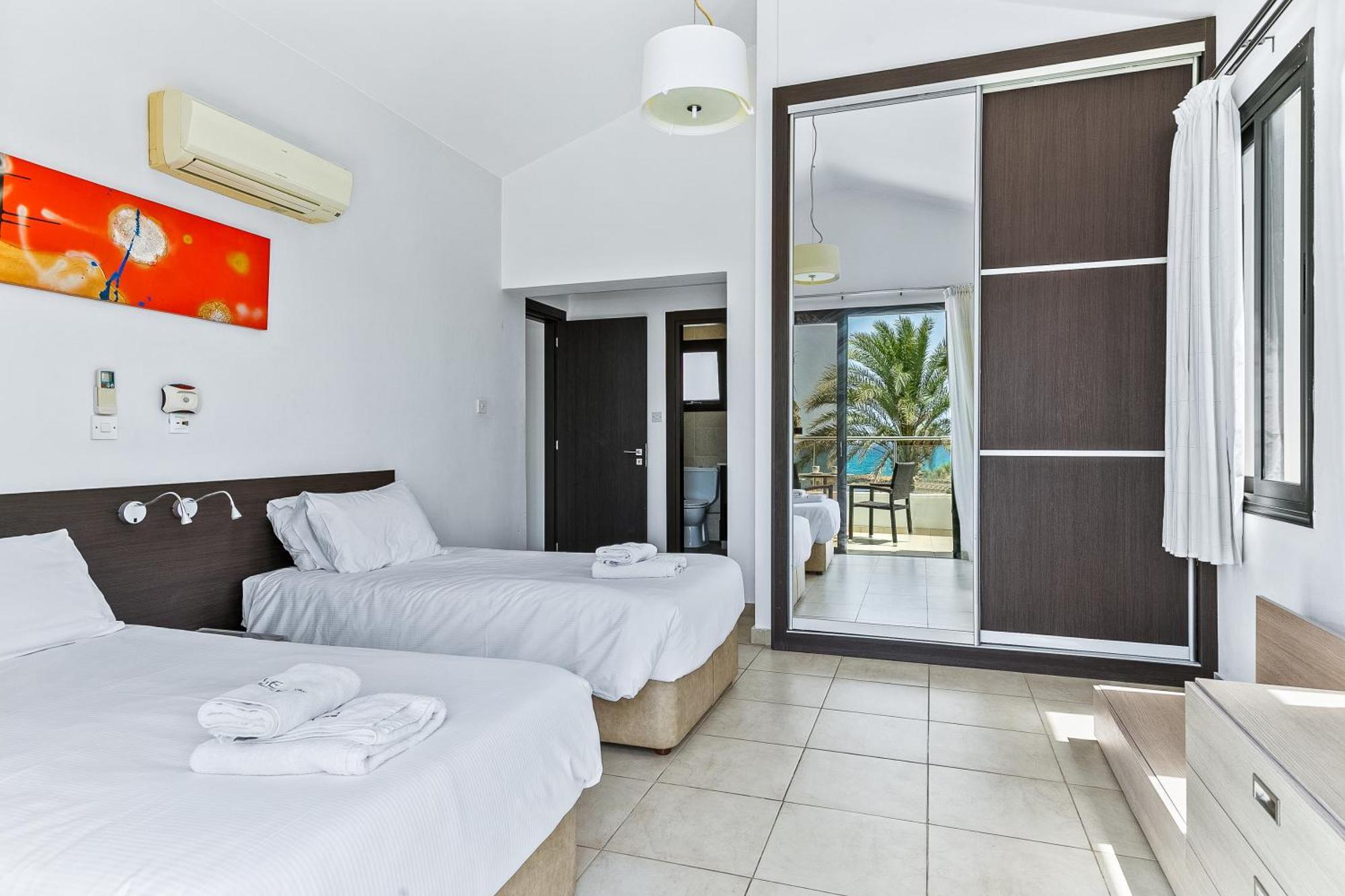 Platzia Beach Villas Paphos Exterior foto