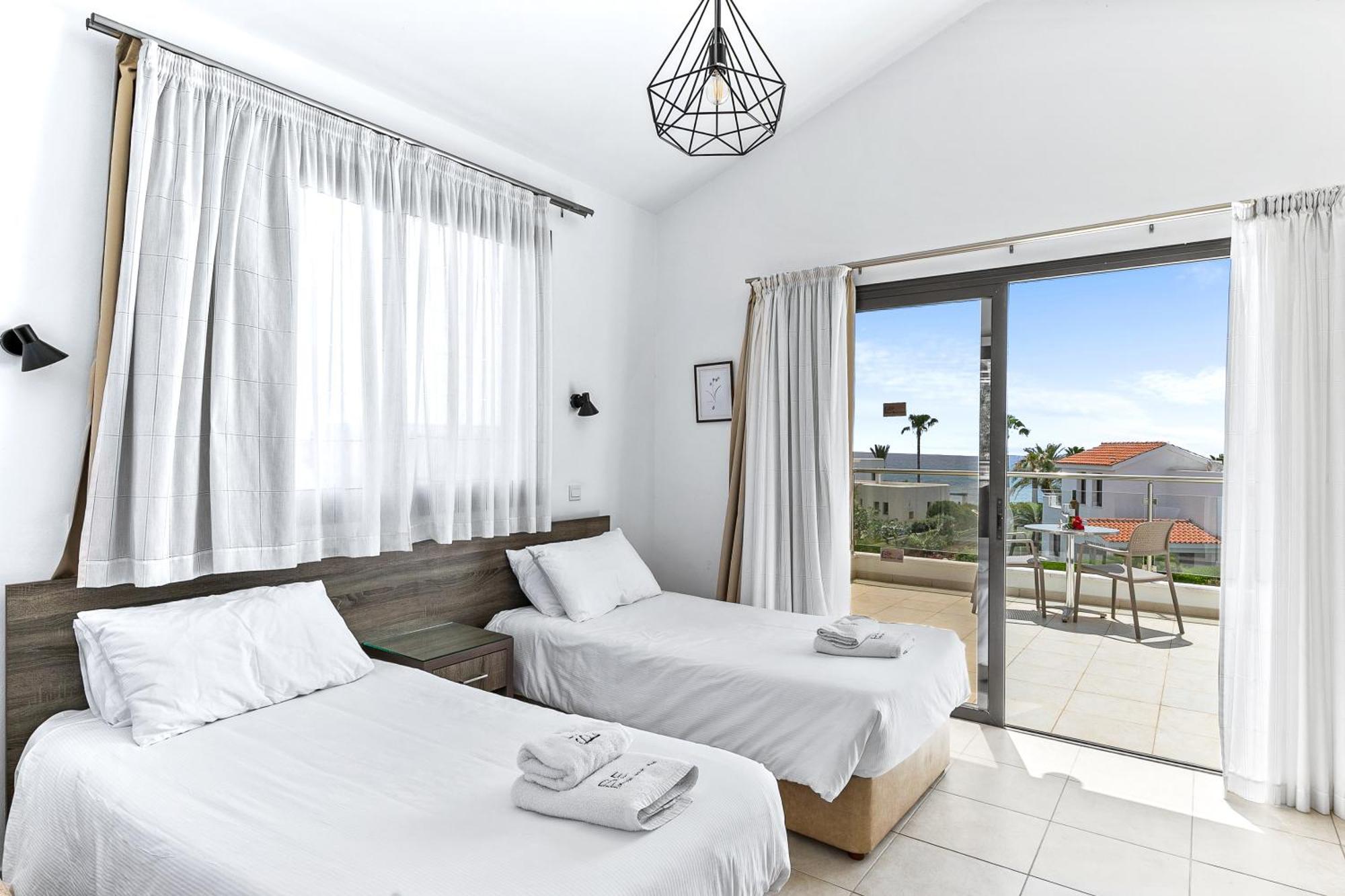 Platzia Beach Villas Paphos Exterior foto